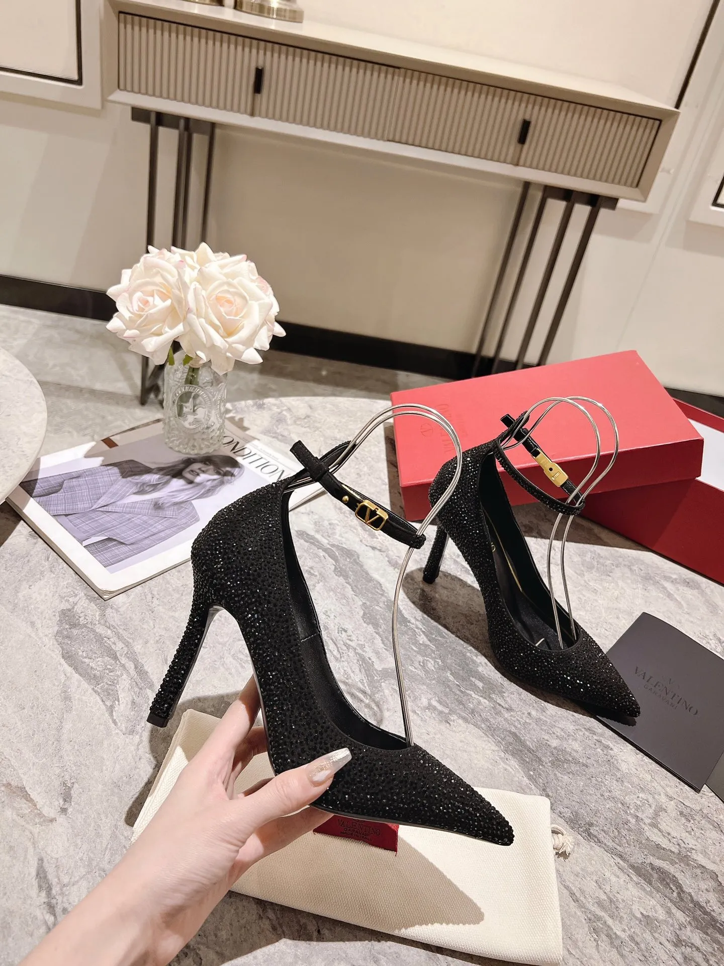 👟👟Ex-factory price 500👟👟 Genuine leather sole +40 Top version 𝑉𝐴𝐿𝐸𝑁𝑇𝐼𝑁𝑂 Valentino new spring and summer women's 6⃣️color "Czech Diamond💎" full diamond shoes The unique [V’s handcrafted diamond production] brings out a full sense of high-end, and the new season will live up to expectations! Worth buying★Absolutely high-grade❥Original method, Absolutely sensual❥Elegant style, creating a different feeling, simple and elegant style!  Code number: 35-41 (34-42 customized, non-returnable) Lining: Sheepskin lining Heel height: 10cm Leather outsole Rubber outsole